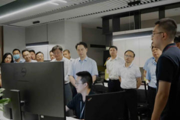 重慶市人民政府副市長鄭向東一行.蒞臨重慶勵頤拓軟件有限公司考察調(diào)研